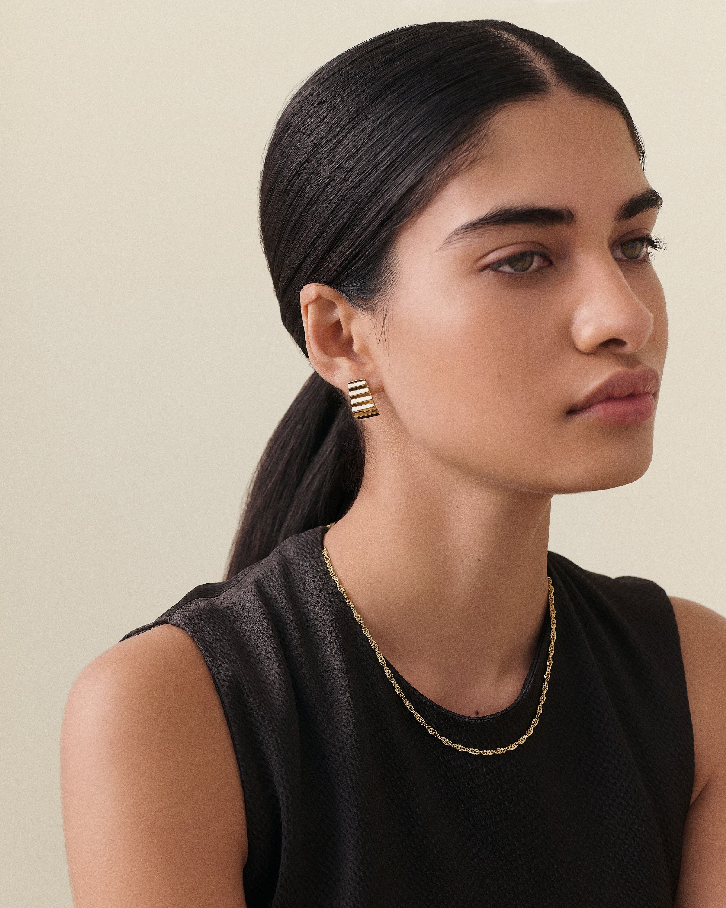 Brinco Ponto Radiante - Ouro 18K | SILLENE - uso