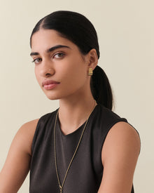 Brinco Ponto Radiante - Ouro 18K | SILLENE - uso