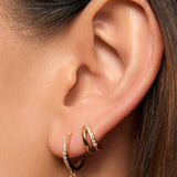 Brinco Rhodes Pedra - Ouro 18K | SILLENE - uso