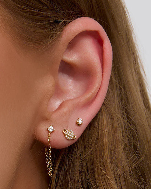 Brinco Saturno - Ouro 18K | SILLENE - uso