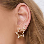 Brinco Saturno - Ouro 18K | SILLENE - uso