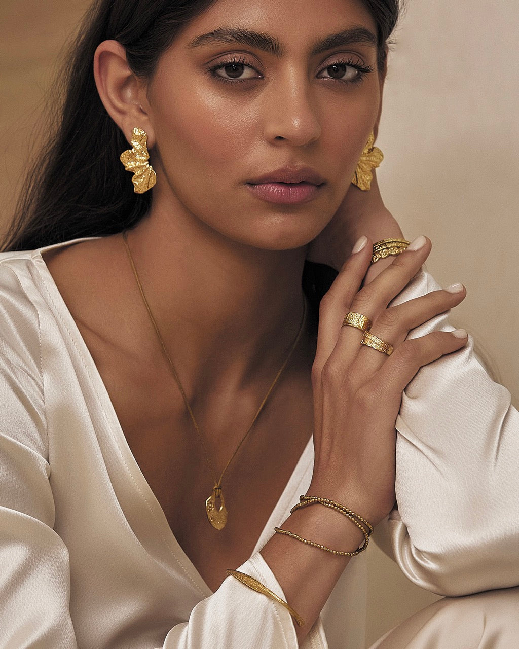 Brinco Stassia - Ouro 18K | SILLENE - uso