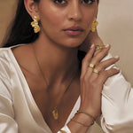 Brinco Stassia - Ouro 18K | SILLENE - uso
