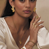 Brinco Stassia - Ouro 18K | SILLENE - uso