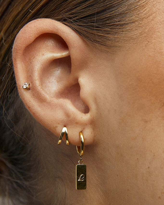 Brinco Tag Beau - Ouro 18K | SILLENE - uso