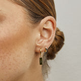 Brinco Tag Beau - Ouro 18K | SILLENE - uso
