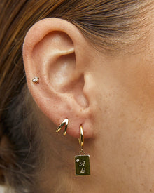 Brinco Tag Miller - Ouro 18K | SILLENE - uso