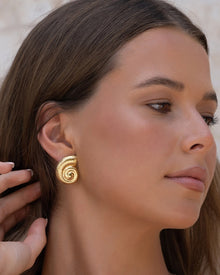 Brinco Tahnee - Ouro 18K | SILLENE - uso