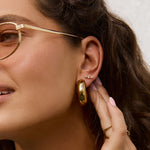 Brinco Três Estrelas Astra - Ouro 18K | SILLENE - uso