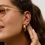 Brinco Três Estrelas Astra - Ouro 18K | SILLENE - uso