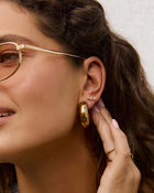 Brinco Três Estrelas Astra - Ouro 18K | SILLENE - uso