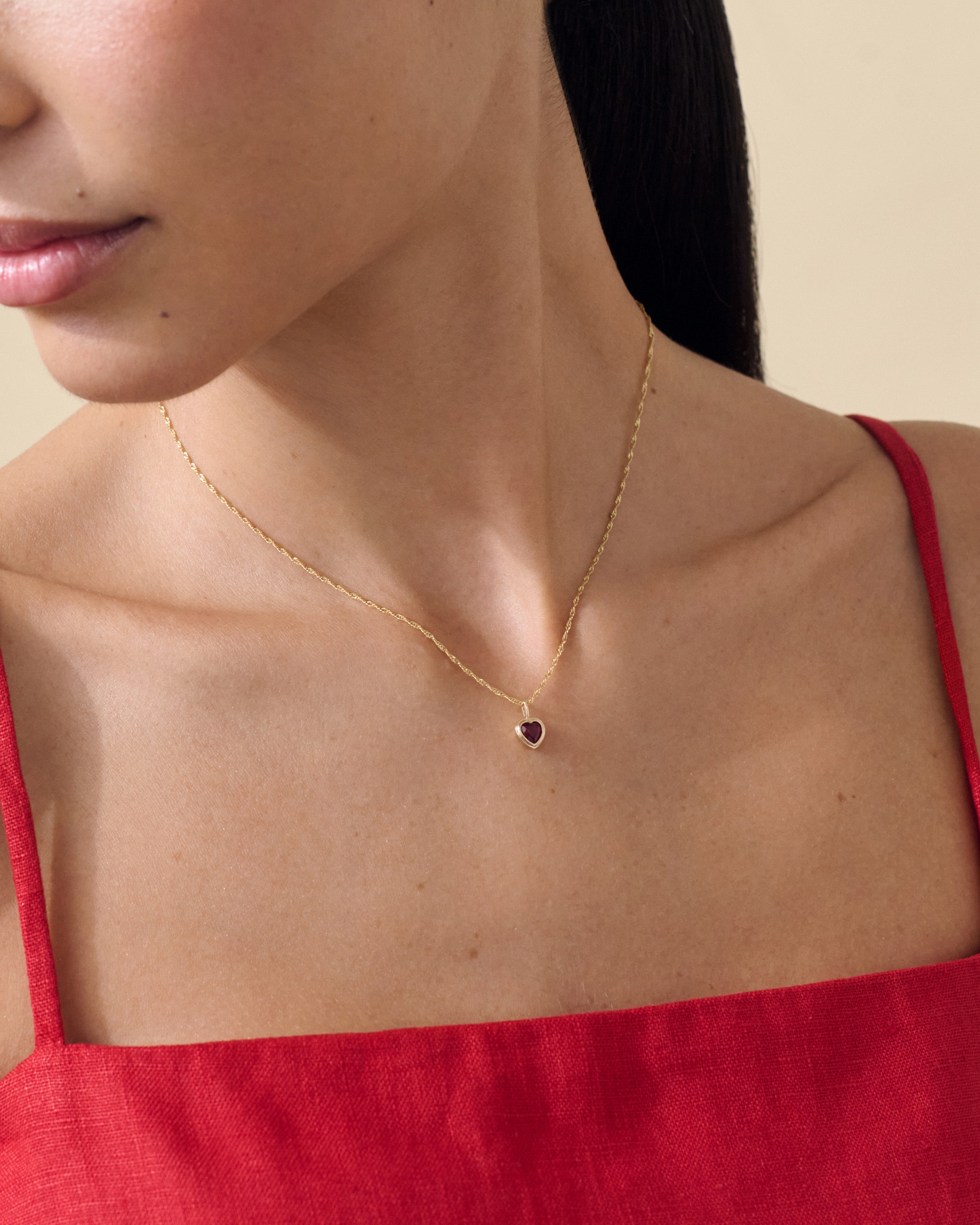 Colar Coração Grande Rubi - Ouro 18K | SILLENE - uso
