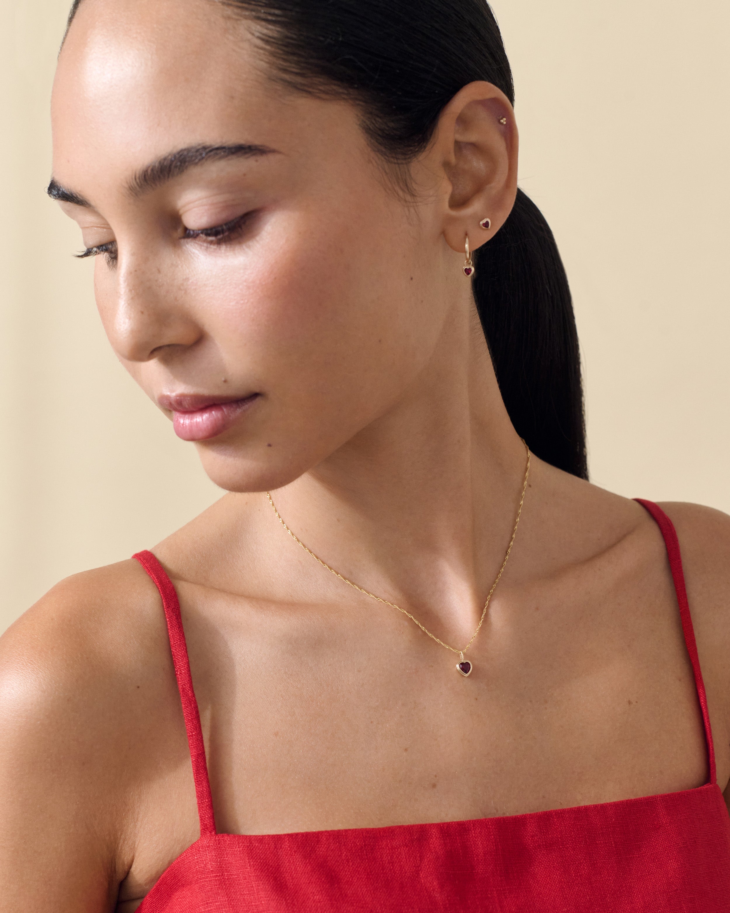 Colar Coração Grande Rubi - Ouro 18K | SILLENE - uso
