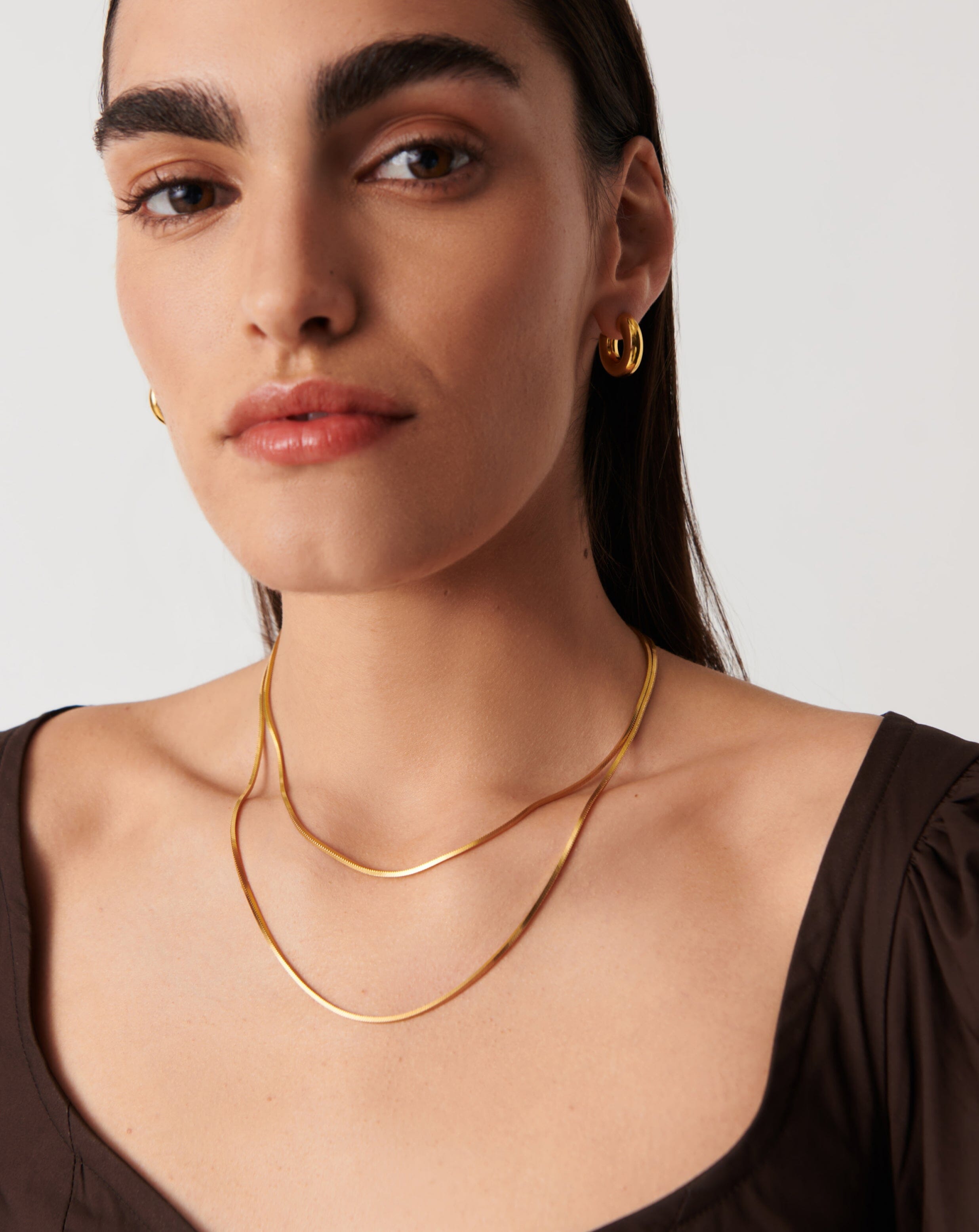 Colar Corrente Cobra Quadrada Média - Ouro 18K | SILLENE - uso
