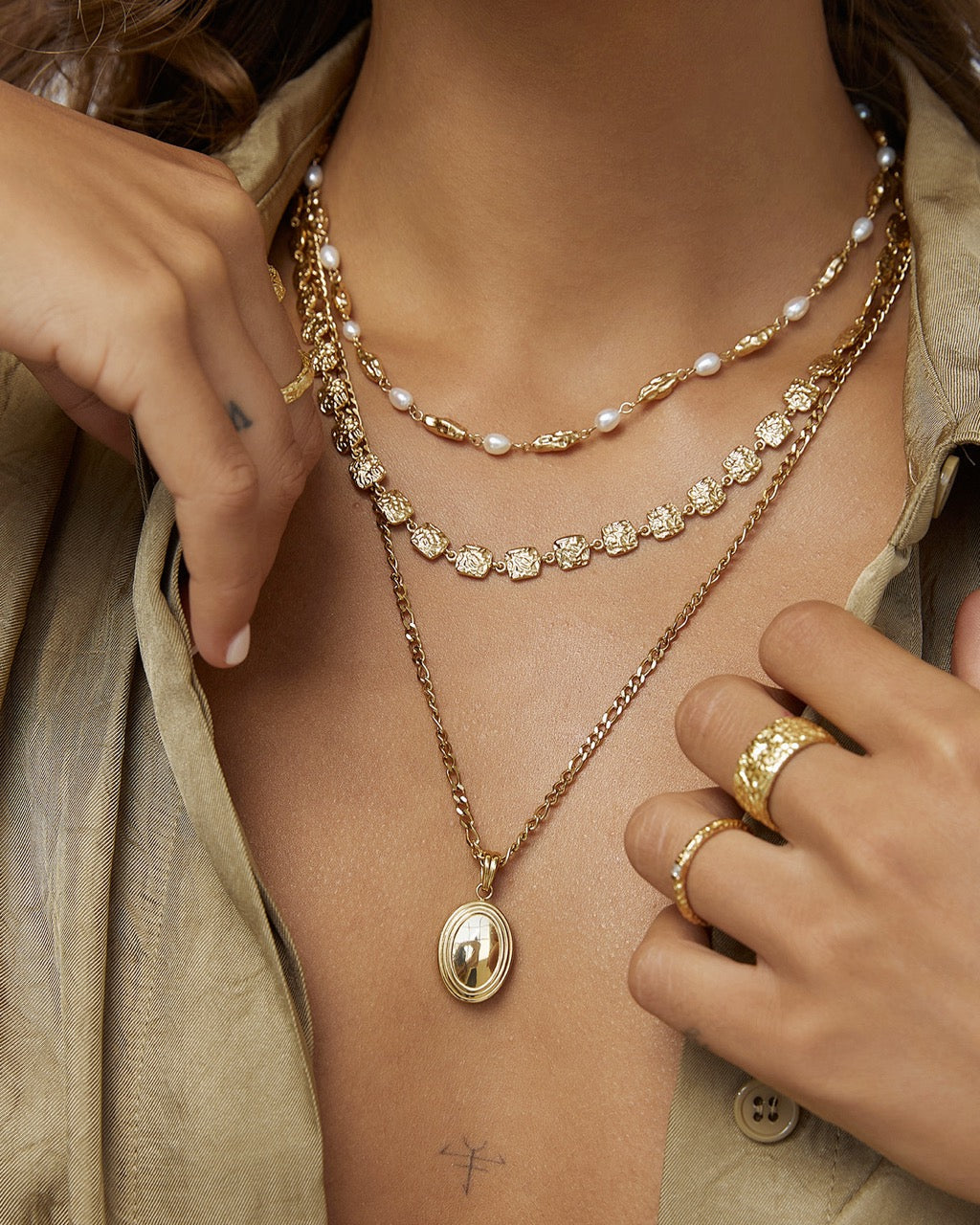 Colar Emilia - Ouro 18K no colo | SILLENE