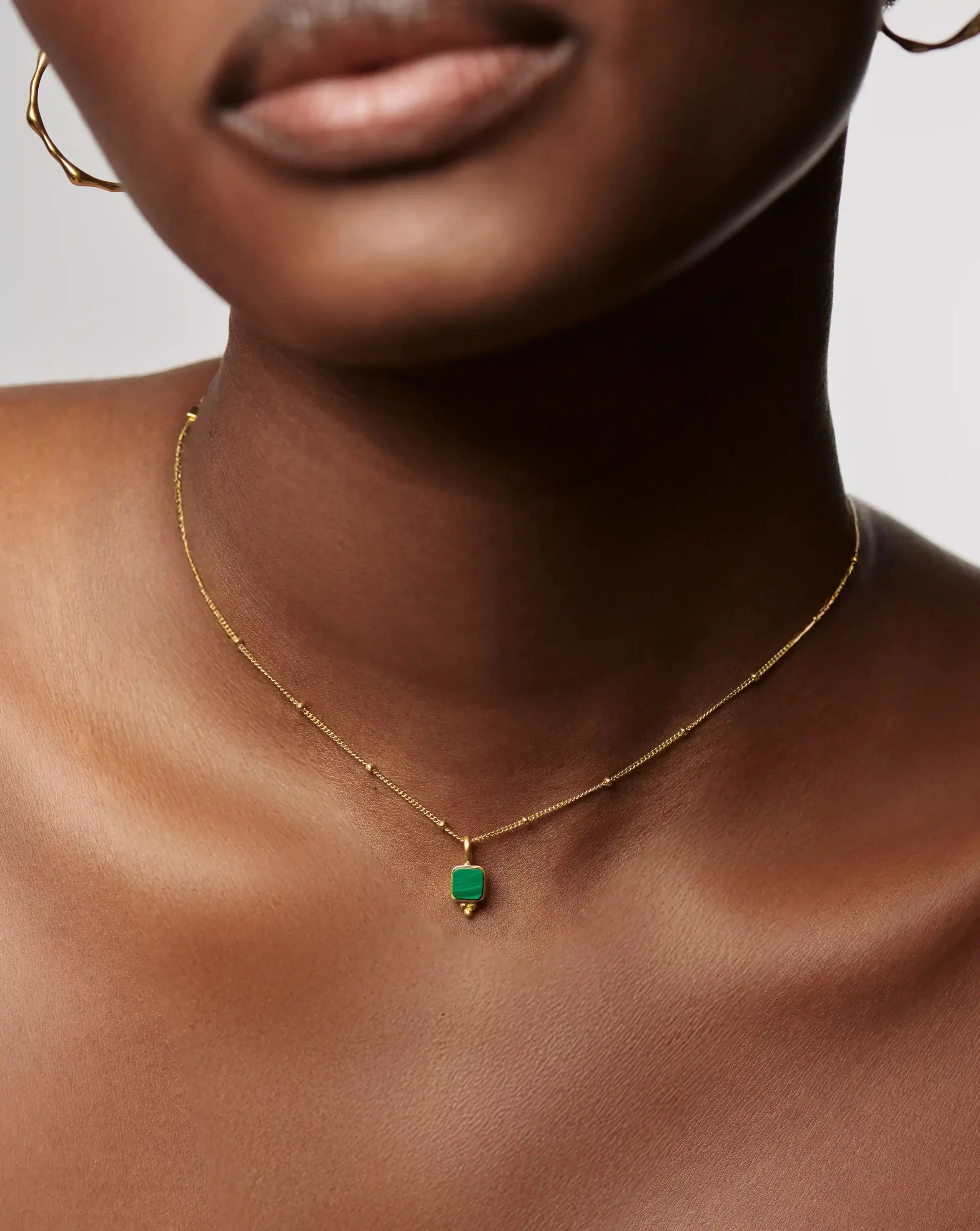 Colar Gargantilha Pedra Malaquita - Ouro 18K | SILLENE - detalhe