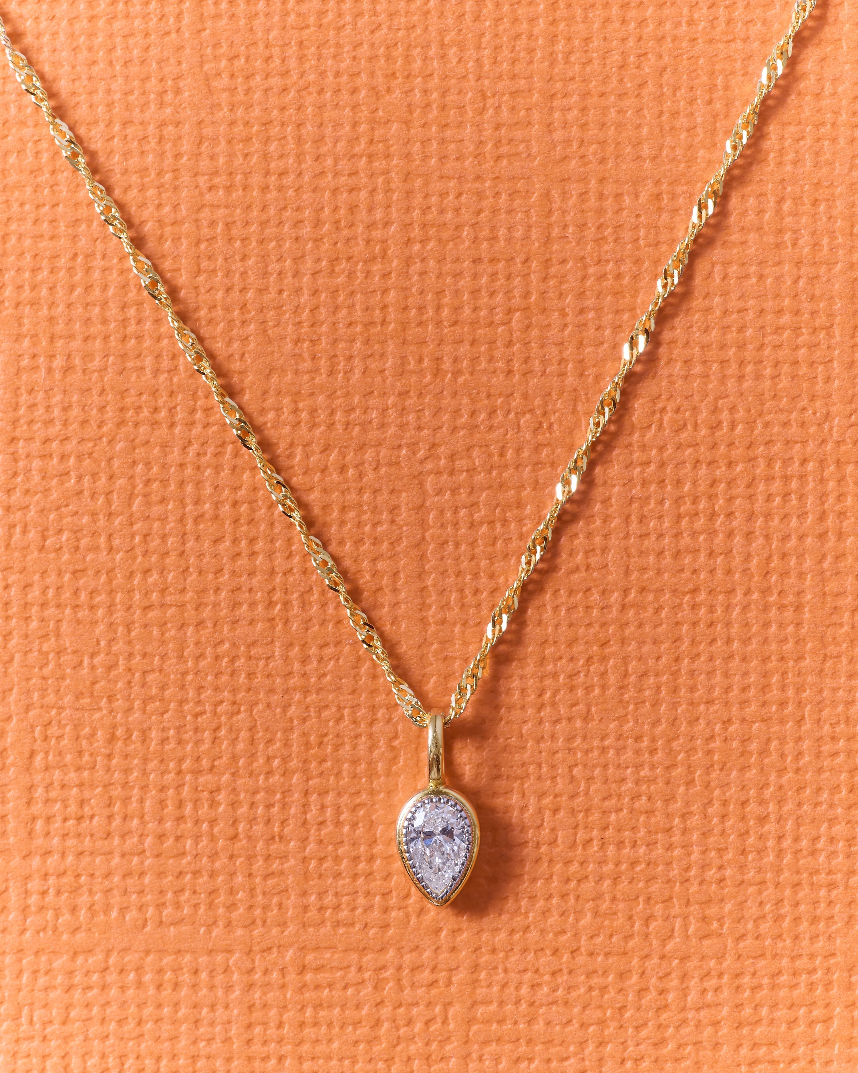 Colar Lapidação Pera - Ouro 18K | SILLENE - uso