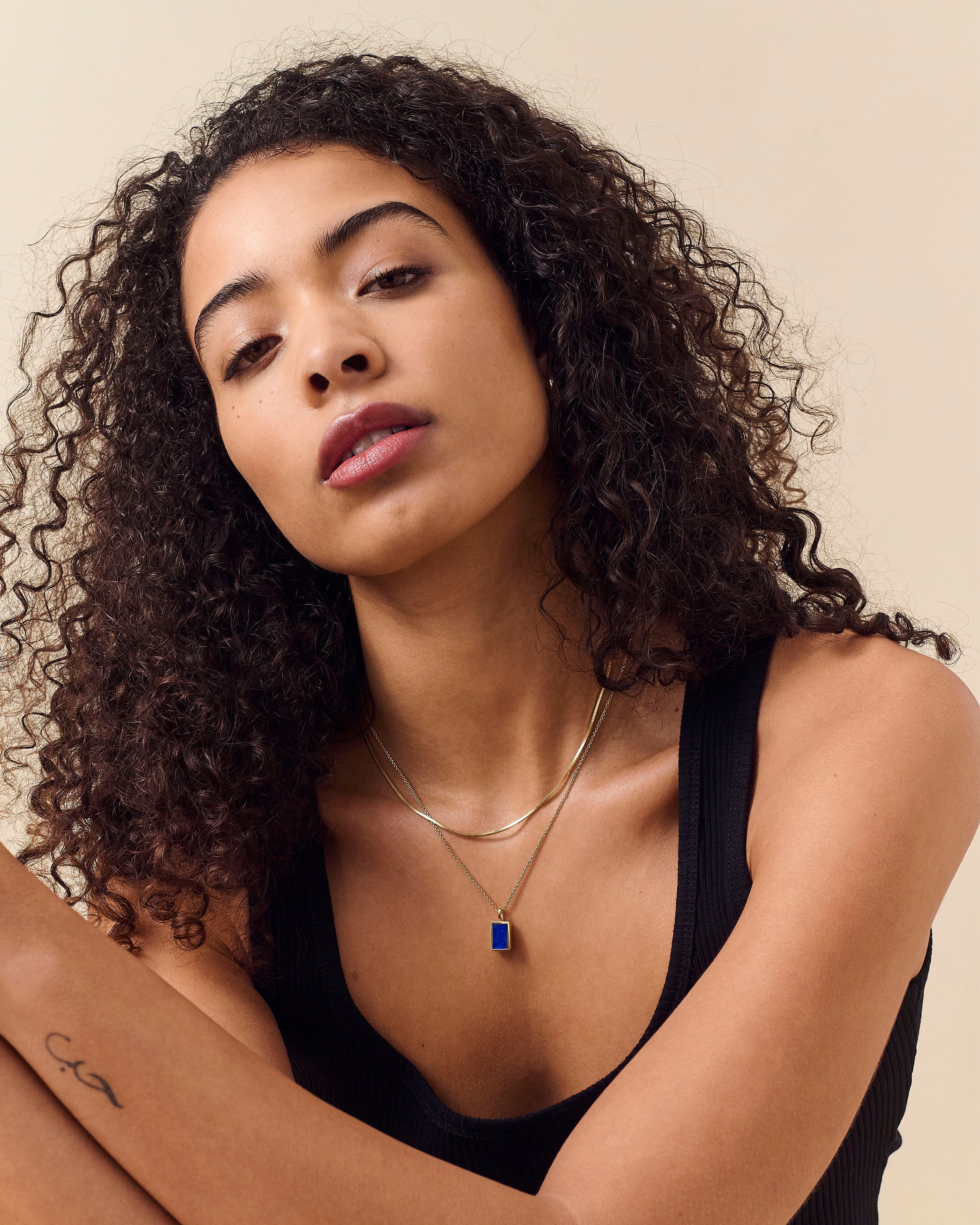 Colar Lápis-lazúli - Ouro 18K | SILLENE - uso
