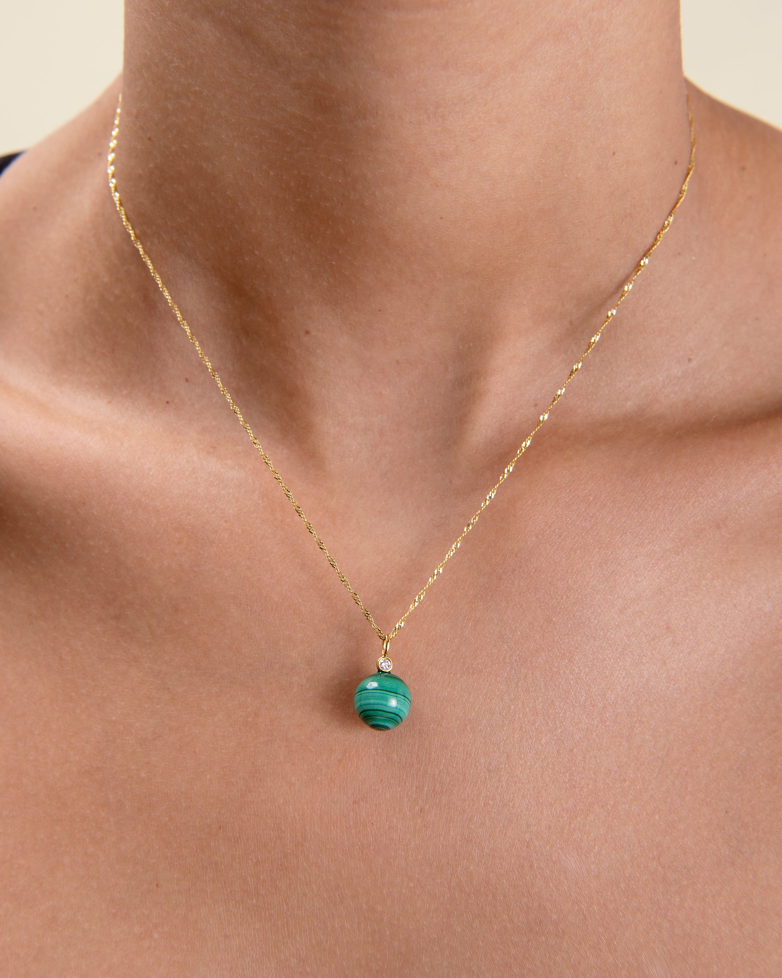 Colar Malaquita Esfera - Ouro 18K | SILLENE - uso