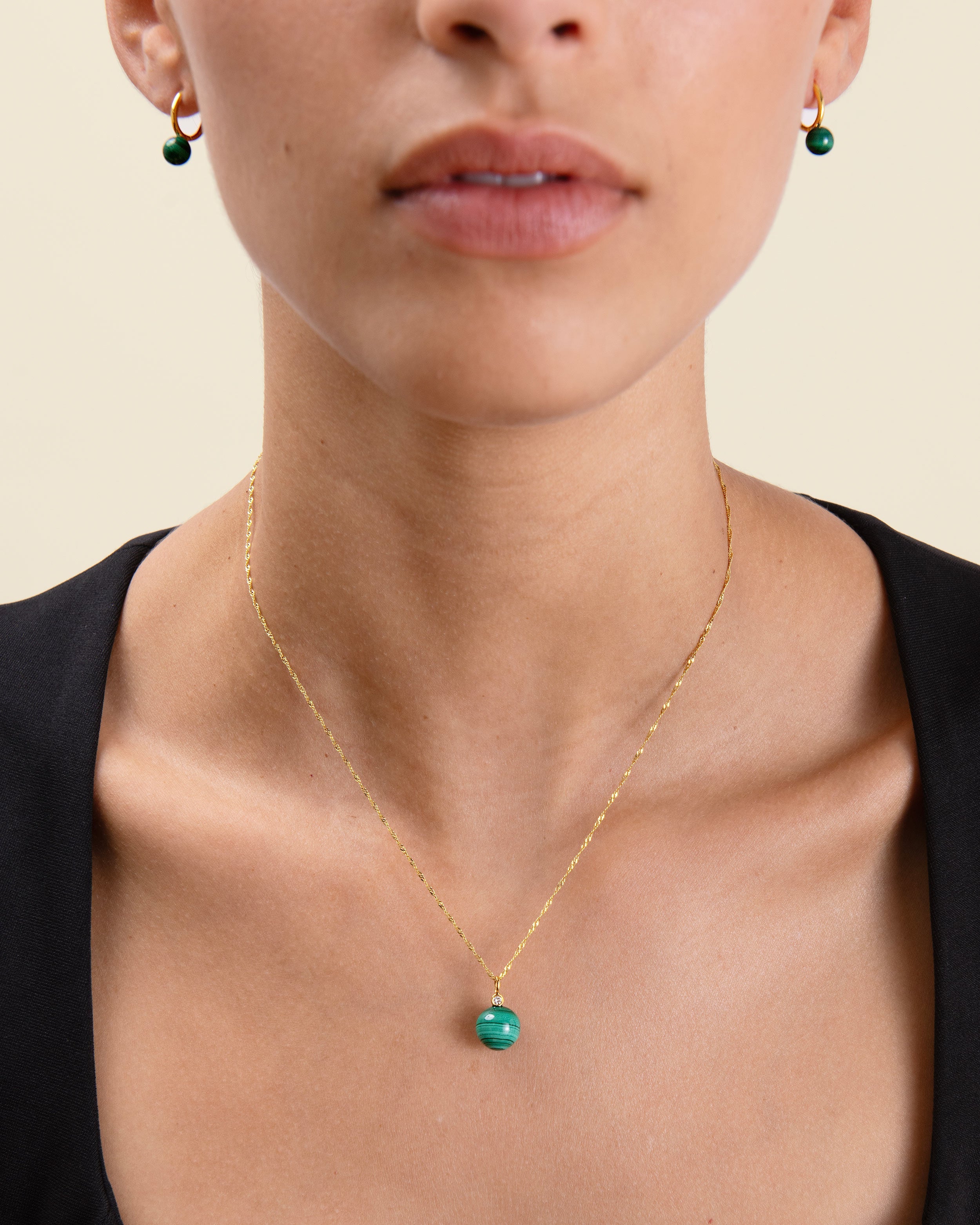 Colar Malaquita Esfera - Ouro 18K | SILLENE - uso