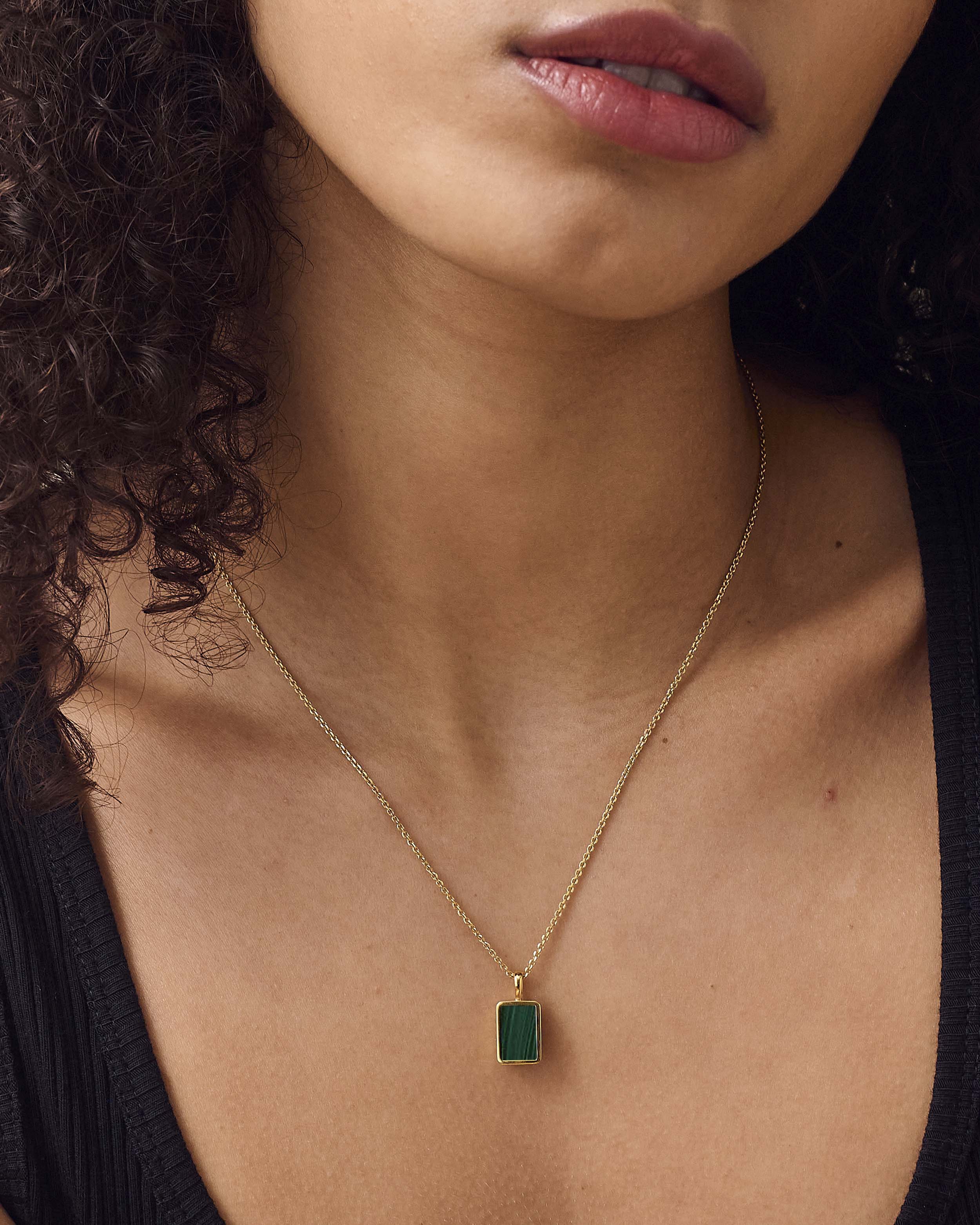 Colar Malaquita - Ouro 18K | SILLENE - uso