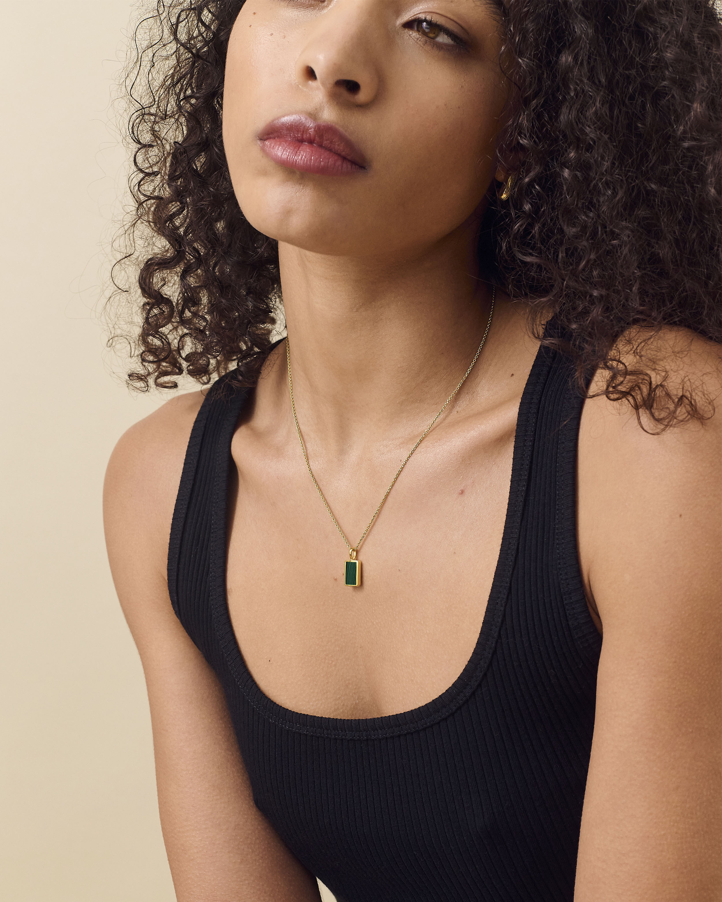 Colar Malaquita - Ouro 18K | SILLENE - uso