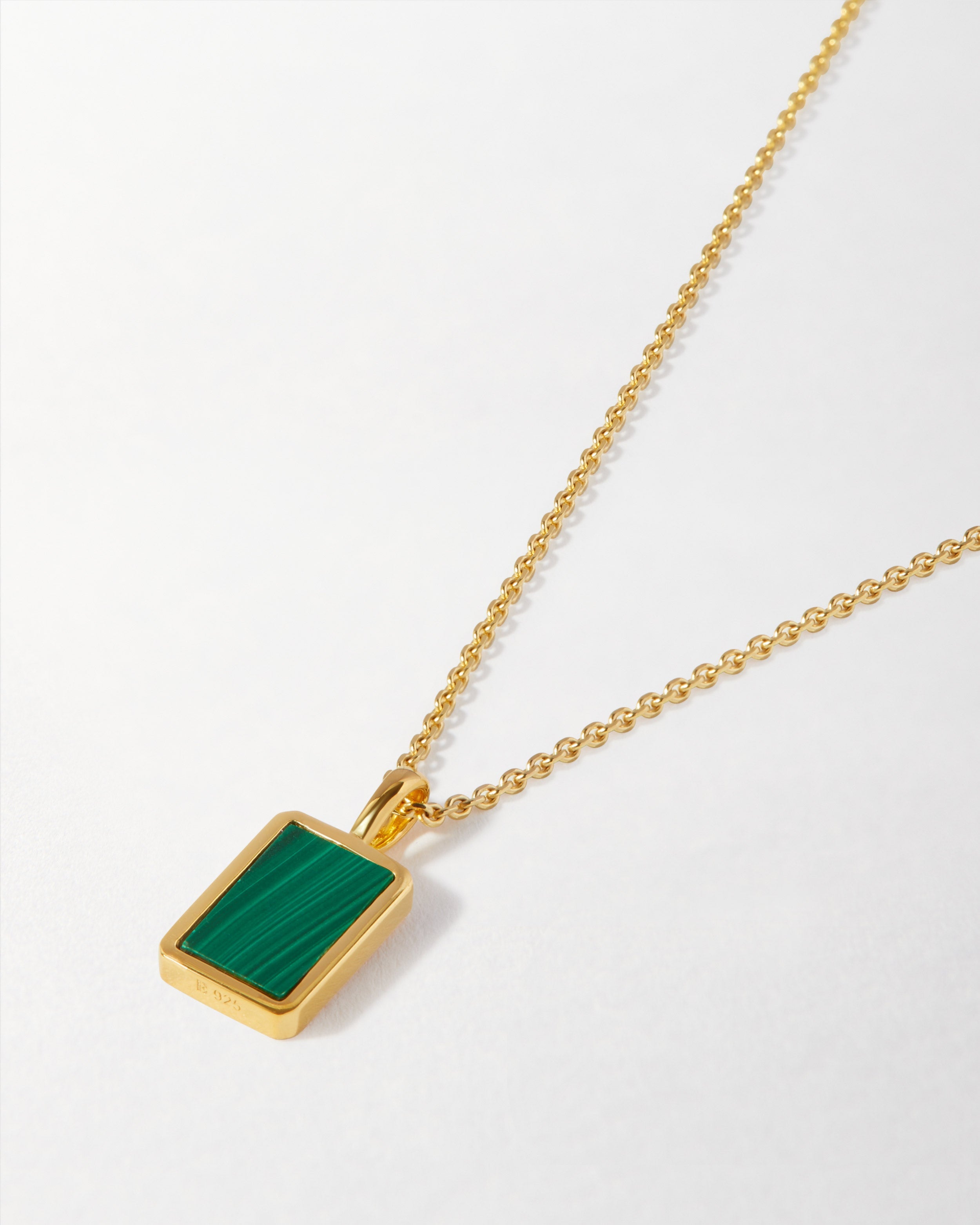 Colar Malaquita - Ouro 18K | SILLENE - uso