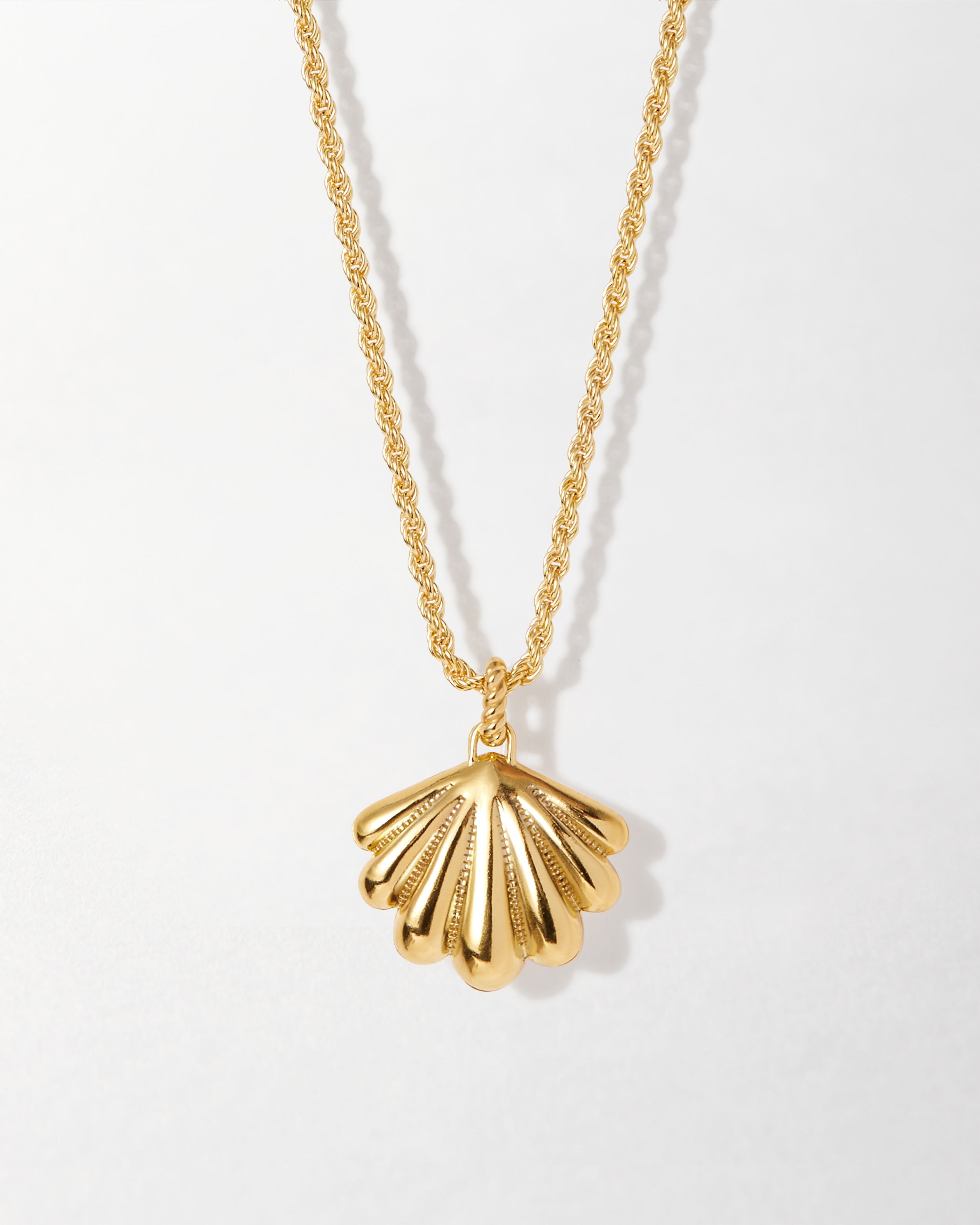 Colar Medalhão Concha Laguna - Ouro 18K | SILLENE