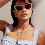 Colar Medalhão Concha Laguna - Ouro 18K | SILLENE - uso