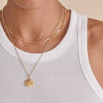 Colar Medalhão Pérola Radiante - Ouro 18K | SILLENE - uso