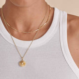 Colar Medalhão Pérola Radiante - Ouro 18K | SILLENE - uso