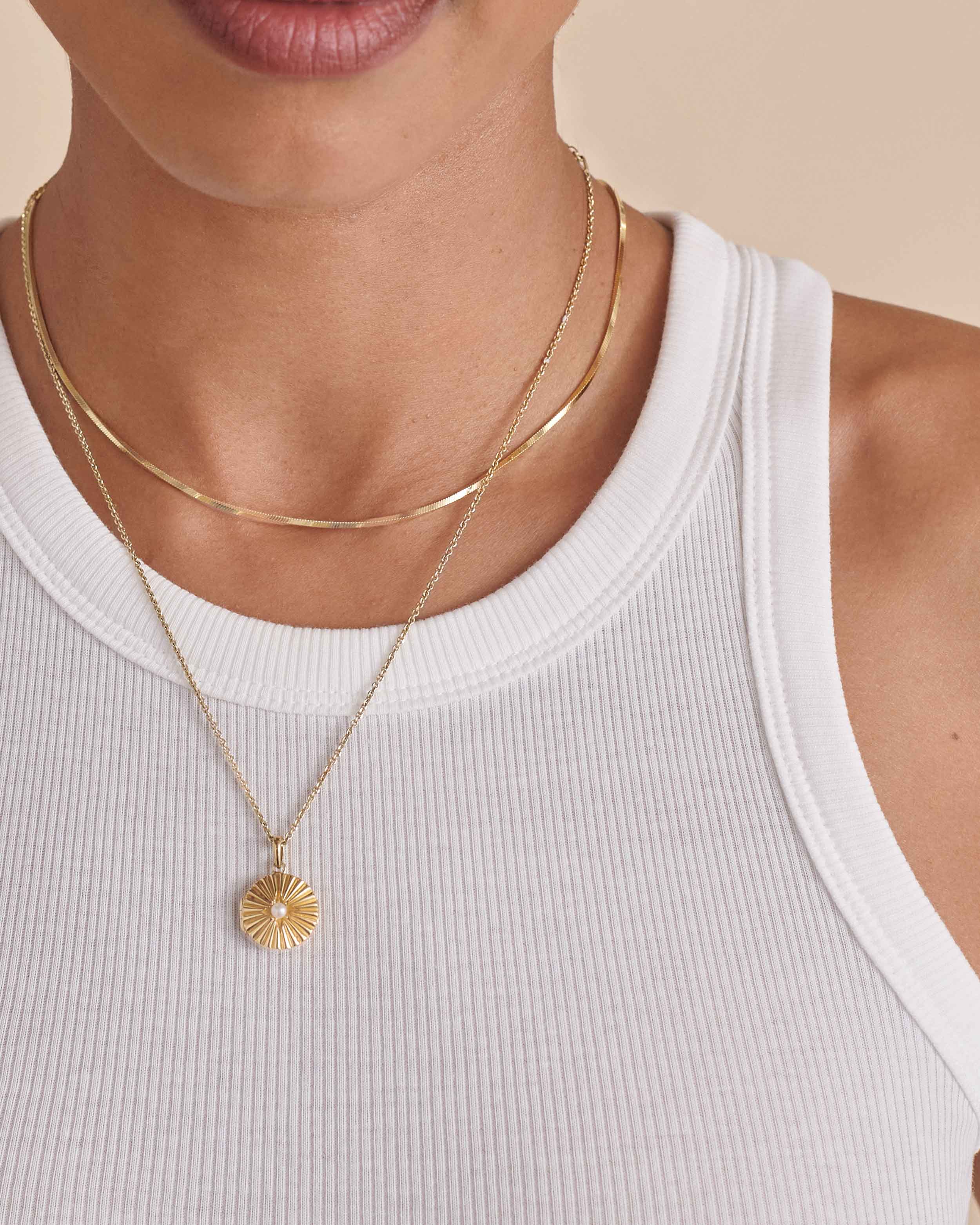 Colar Medalhão Pérola Radiante - Ouro 18K | SILLENE - uso