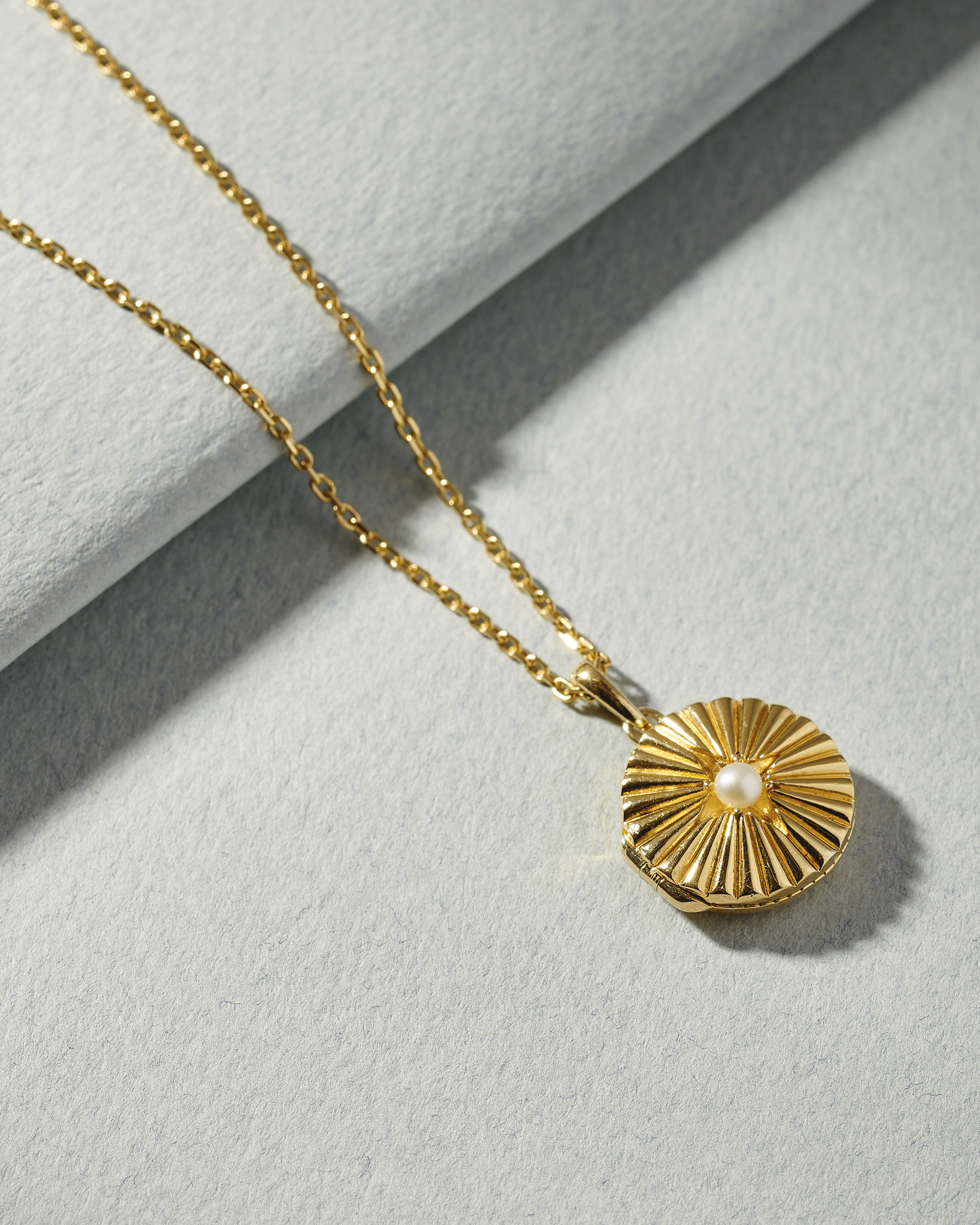 Colar Medalhão Pérola Radiante - Ouro 18K | SILLENE