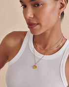 Colar Medalhão Pérola Radiante - Ouro 18K | SILLENE - uso