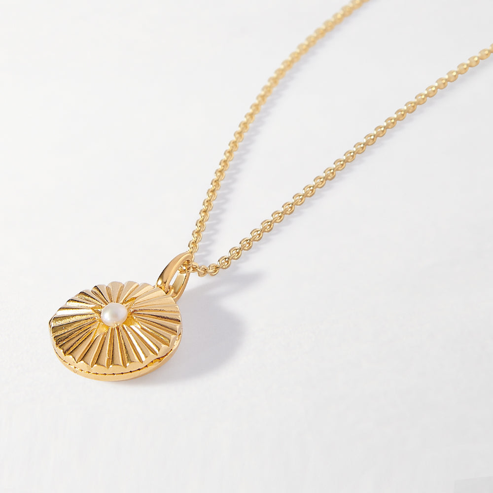 Colar Medalhão Pérola Radiante - Ouro 18K | SILLENE - uso