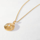 Colar Medalhão Pérola Radiante - Ouro 18K | SILLENE - uso