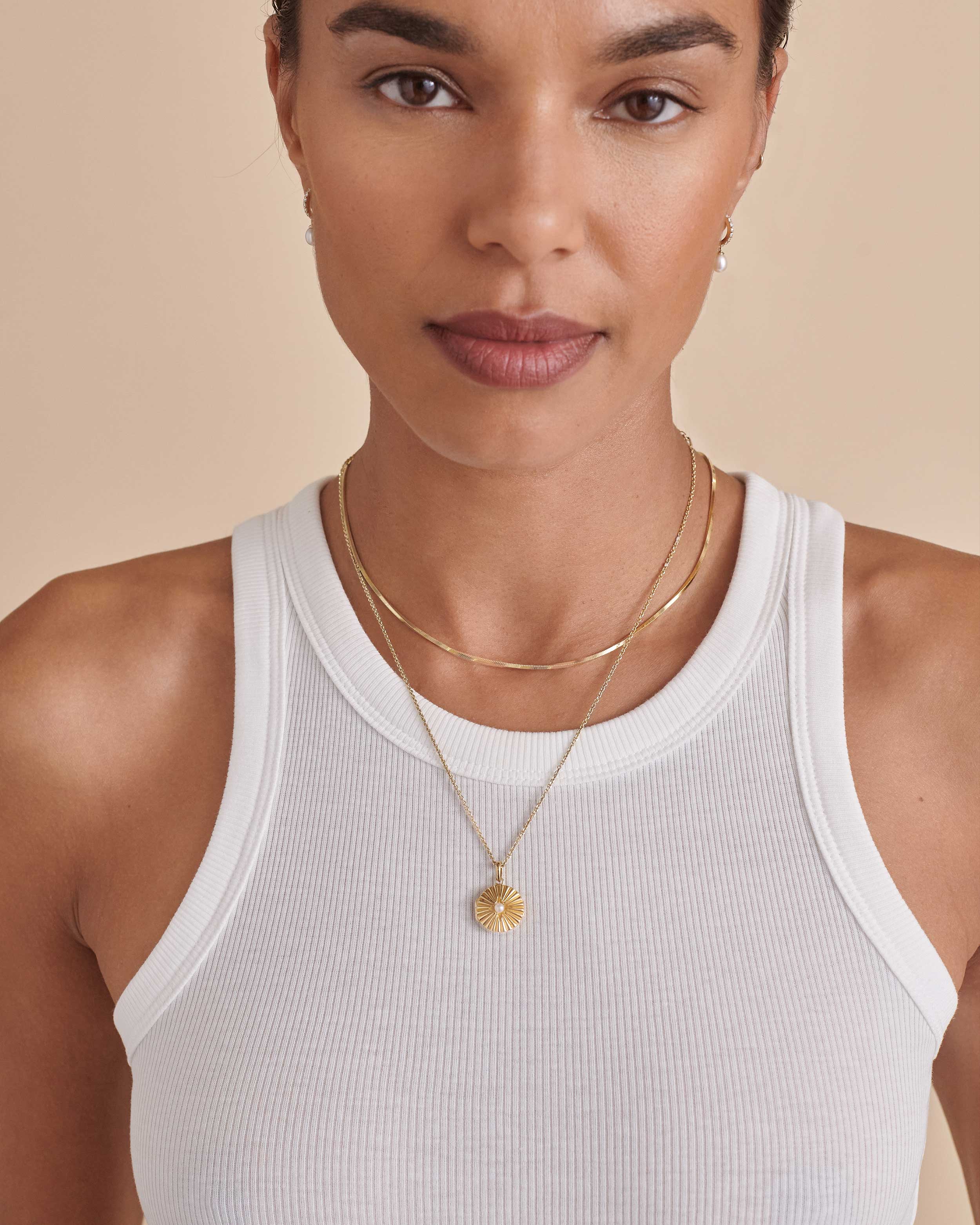 Colar Medalhão Pérola Radiante - Ouro 18K | SILLENE - uso