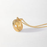 Colar Medalhão Pérola Radiante - Ouro 18K | SILLENE - uso