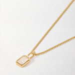 Colar Mini Oitavado Pedra do Mês - Abril (Topázio Branco) - Ouro 18K em uso | SILLENE