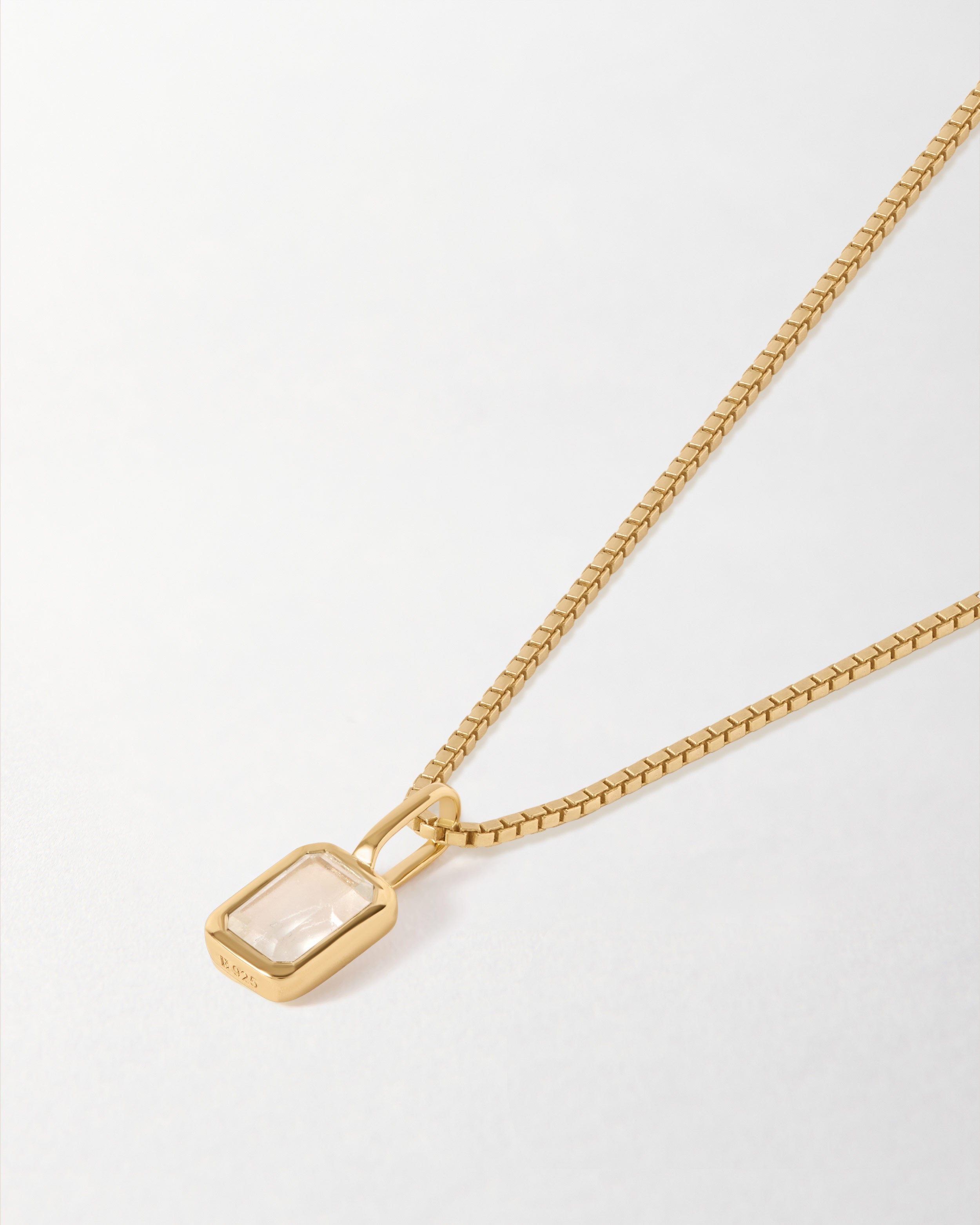 Colar Mini Oitavado Pedra do Mês - Abril (Topázio Branco) - Ouro 18K em uso | SILLENE