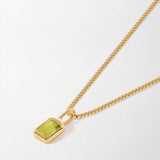 Detalhe do Colar Mini Oitavado Pedra do Mês - Agosto (Peridoto) - Ouro 18K | SILLENE