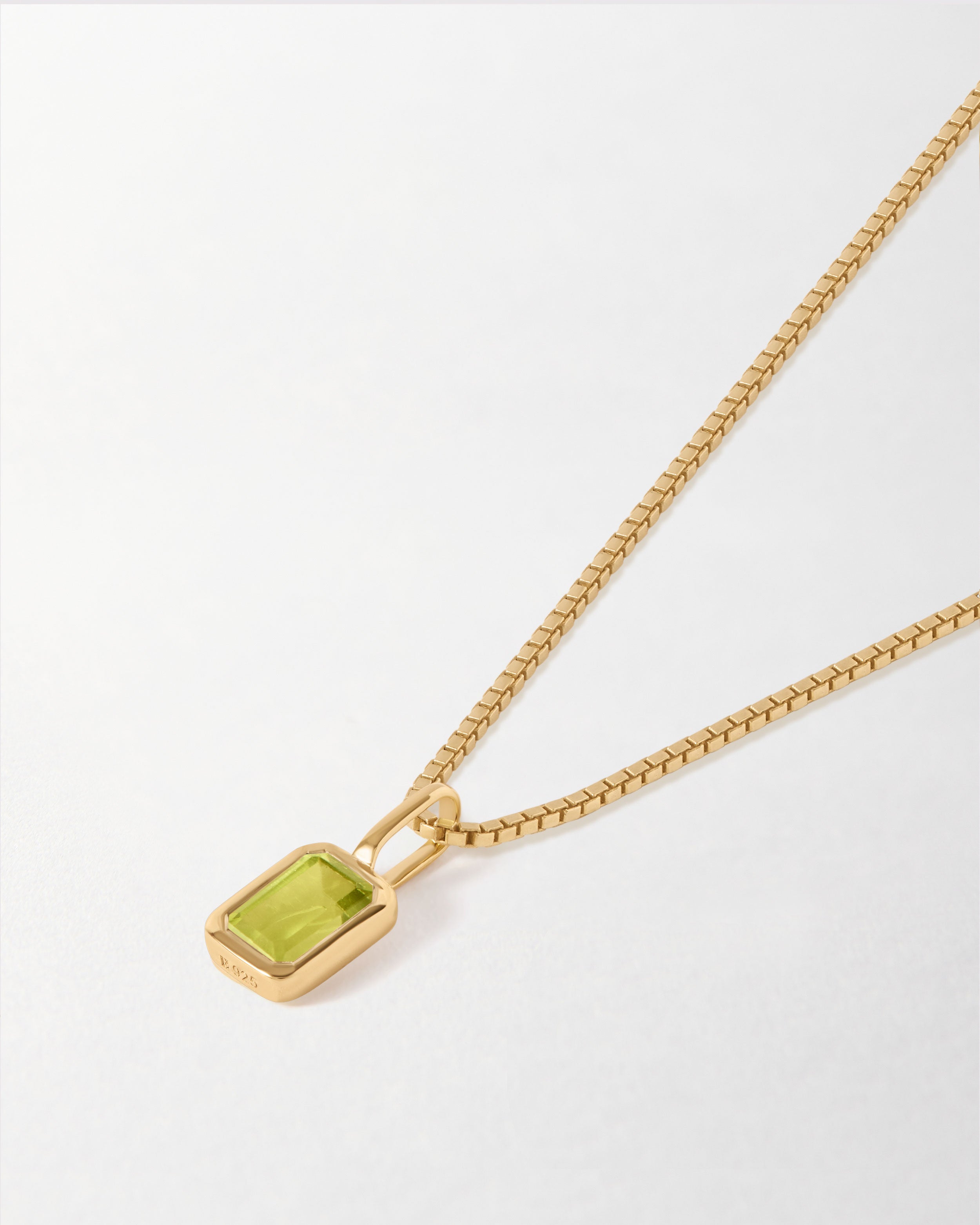 Detalhe do Colar Mini Oitavado Pedra do Mês - Agosto (Peridoto) - Ouro 18K | SILLENE