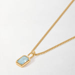 Colar Mini Oitavado Pedra do Mês - Dezembro (Topázio Azul) - Ouro 18K em uso | SILLENE