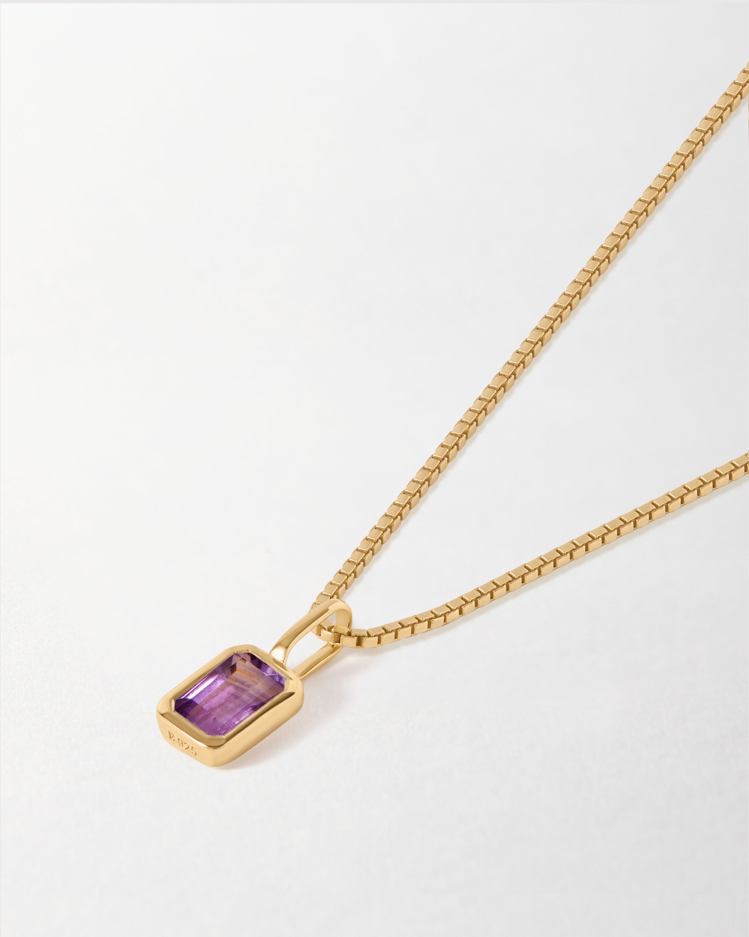 Colar Mini Oitavado Pedra do Mês - Fevereiro (Ametista) - Ouro 18K em uso | SILLENE