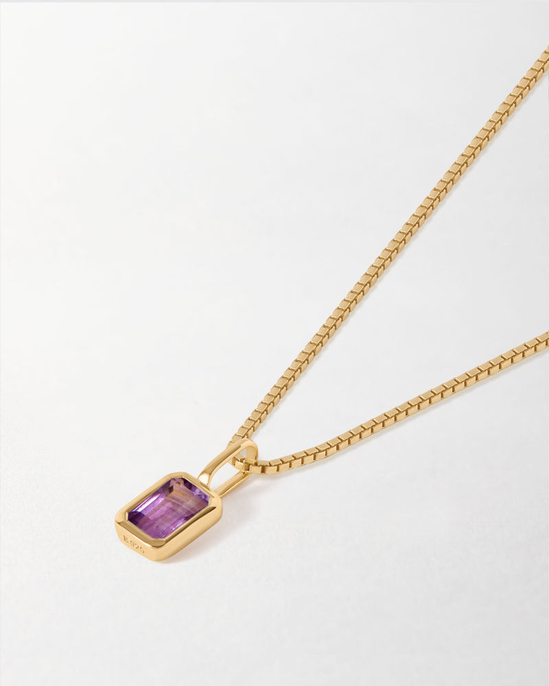 Colar Mini Oitavado Pedra do Mês - Fevereiro (Ametista) - Ouro 18K em uso | SILLENE