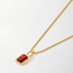 Colar Mini Oitavado Pedra do Mês - Janeiro (Granada) - Ouro 18K em uso | SILLENE