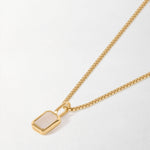 Colar Mini Oitavado Pedra do Mês - Junho (Pedra-da-Lua) - Ouro 18K em uso | SILLENE