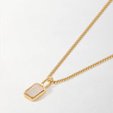 Colar Mini Oitavado Pedra do Mês - Junho (Pedra-da-Lua) - Ouro 18K em uso | SILLENE