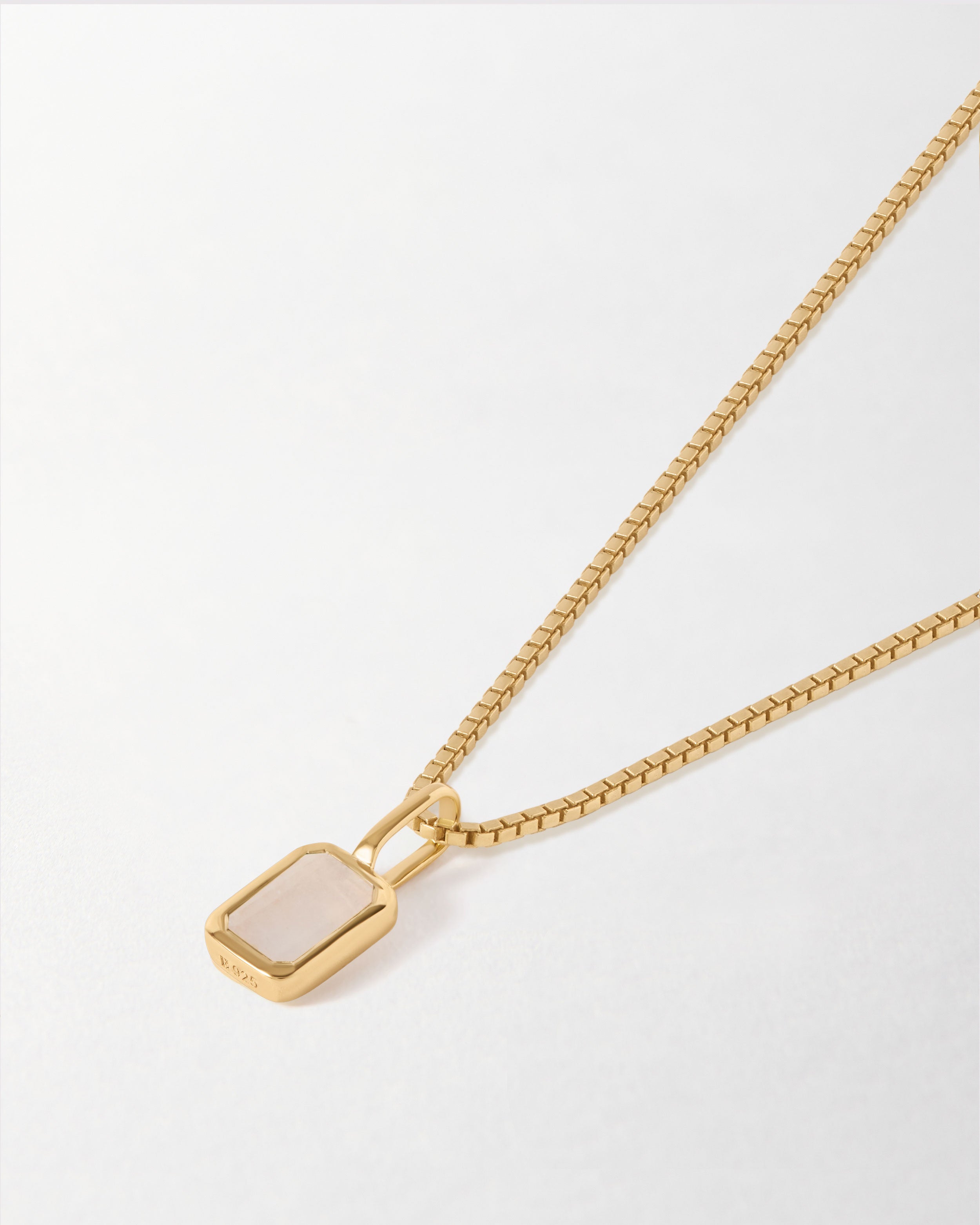 Colar Mini Oitavado Pedra do Mês - Junho (Pedra-da-Lua) - Ouro 18K em uso | SILLENE