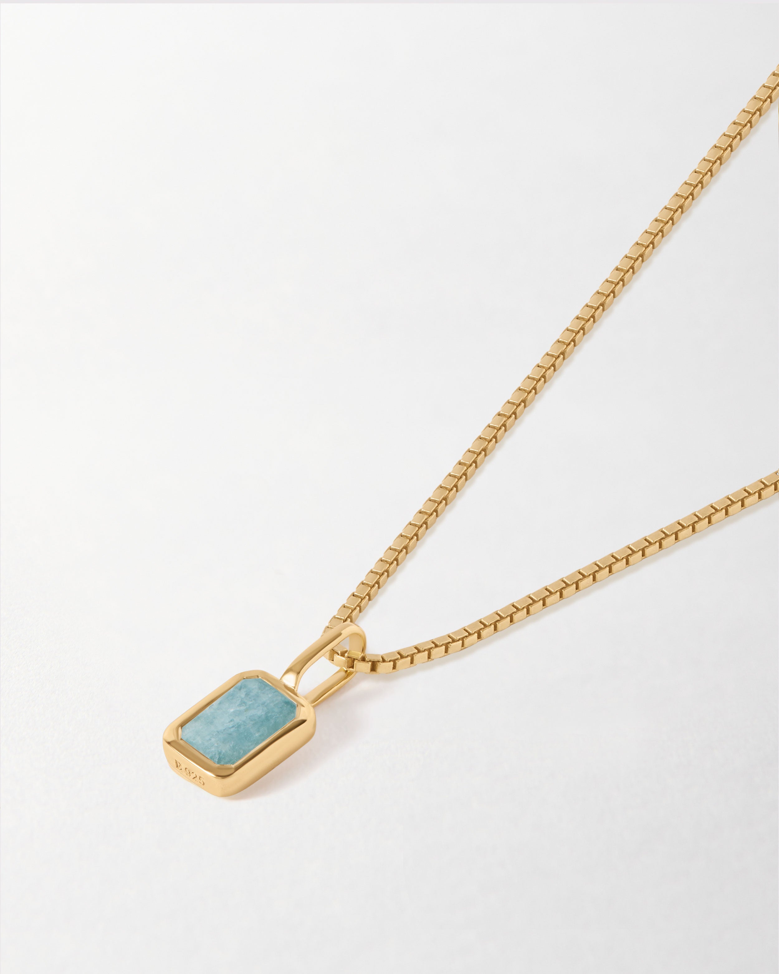 Colar Mini Oitavado Pedra do Mês - Março (Água-marinha) - Ouro 18K em uso | SILLENE